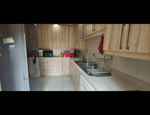 4 BEDROOM HOUSE FOR SALE IN PRETORIA GARDENS